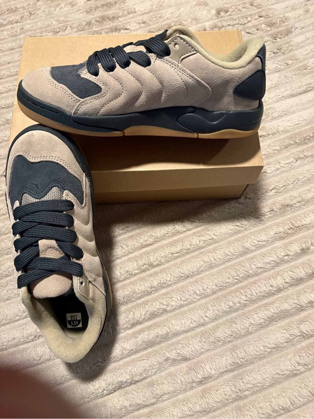 Jordan Low-Top Sneakers in Beige and Navy 5Y AT-7/62